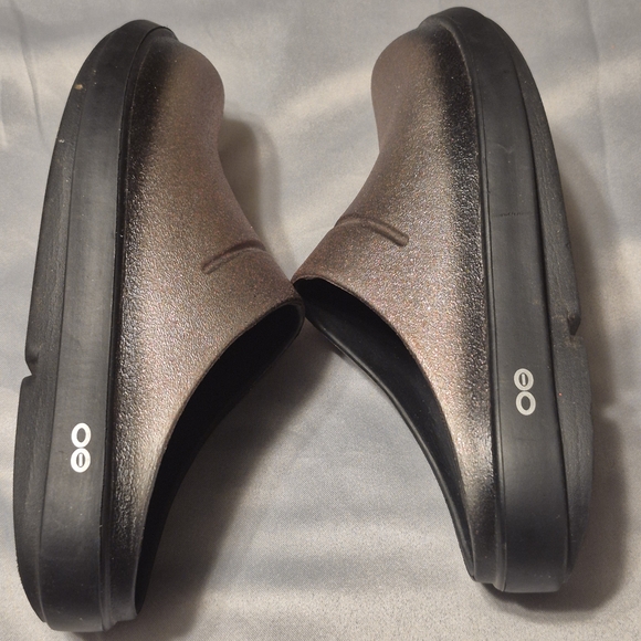 OOFOS Women's Size 9 Bronze Glitter Slip-On Clogs - Picture 6 of 10